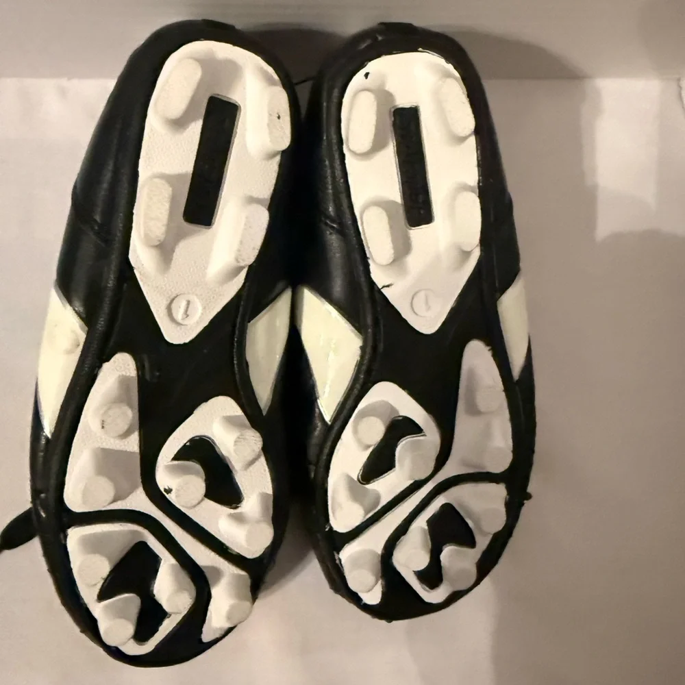 Starter Kids Black and White Soccer Sneakers